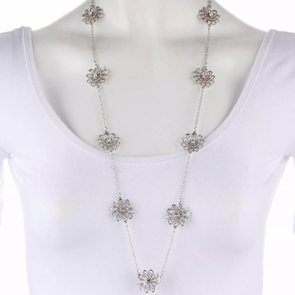 Kate Spade Oops A Daisy silver necklace.